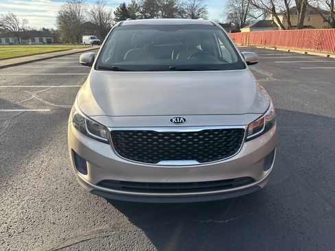 Used 2015 Kia Sedona LX image 2