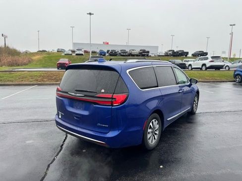 Used 2021 Chrysler Pacifica Limited image 3