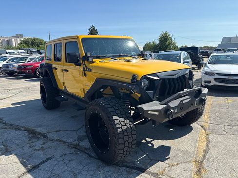 Used 2019 Jeep Wrangler Unlimited Sahara w/ Uconnect 4C Nav & Sound Group AWD/4WD image 4