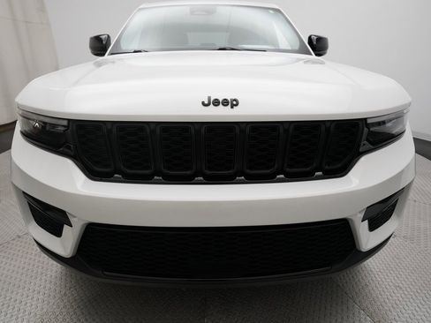 Used 2023 Jeep Grand Cherokee Limited w/ Black Appearance Package image 22