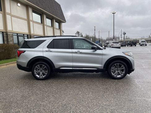 Used 2025 Ford Explorer Active w/ Active Comfort Package AWD/4WD image 2