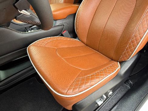 Used 2025 Chrysler Pacifica Pinnacle FWD image 14