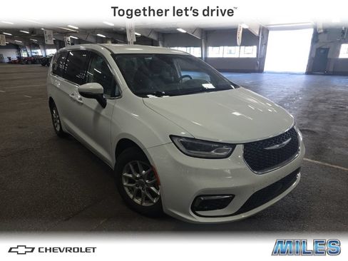 Used 2023 Chrysler Pacifica Touring-L FWD image 1