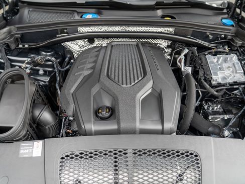 Certified 2025 Porsche Macan AWD/4WD image 25