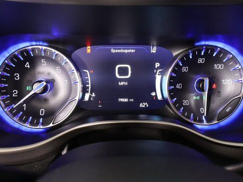 Used 2023 Chrysler Pacifica Touring-L image 4