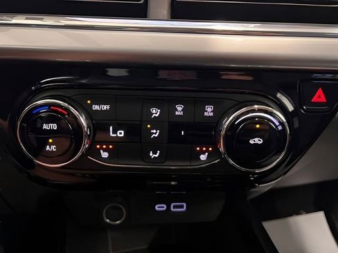 Used 2025 Chevrolet Trax LT w/ LT Convenience Package FWD image 26