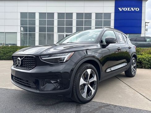 Certified 2026 Volvo XC40 B5 Plus AWD/4WD image 2
