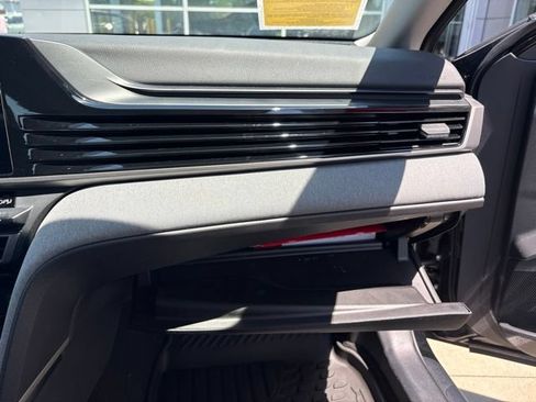 Used 2025 Toyota Camry LE AWD/4WD image 33
