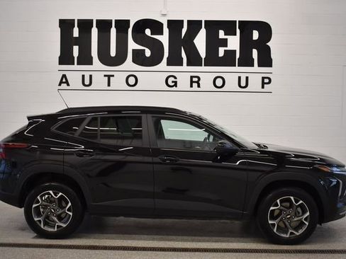 Used 2025 Chevrolet Trax LT w/ LT Convenience Package FWD image 2