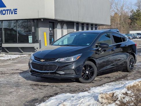 Used 2018 Chevrolet Cruze LT image 2