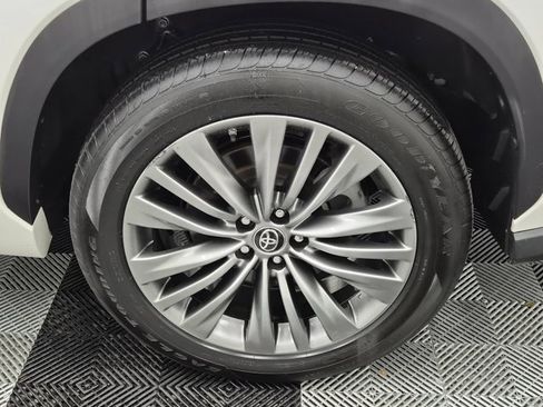 Used 2021 Toyota Highlander Platinum image 11