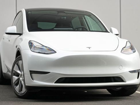 Used 2023 Tesla Model Y Long Range AWD/4WD image 4