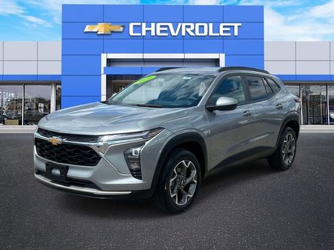 Used 2024 Chevrolet Trax LT w/ Driver Confidence Package image 2