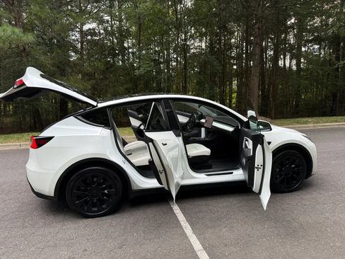 Used 2022 Tesla Model Y Long Range AWD/4WD image 23