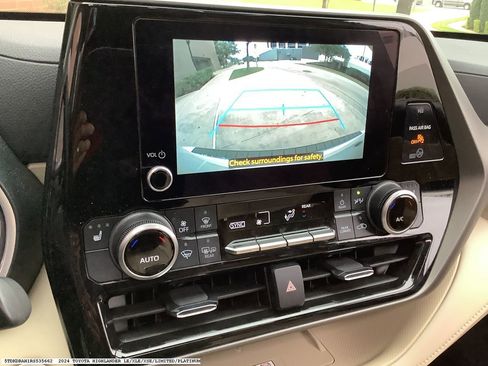 Used 2024 Toyota Highlander XLE FWD image 9