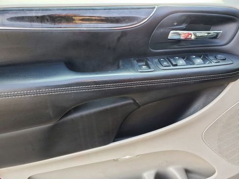 Used 2013 Chrysler Town & Country Touring FWD image 19
