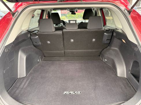 Used 2019 Toyota RAV4 LE image 7