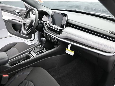 Used 2025 Jeep Compass Sport image 12