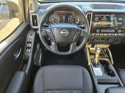 Used 2025 Nissan Frontier SV w/ SV Convenience Package RWD image 16