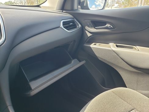 Used 2022 Chevrolet Equinox LT w/ Driver Convenience Package image 19