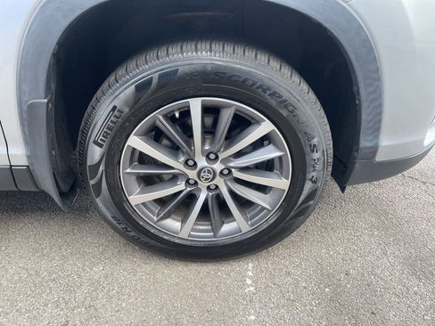 Used 2019 Toyota Highlander XLE image 11