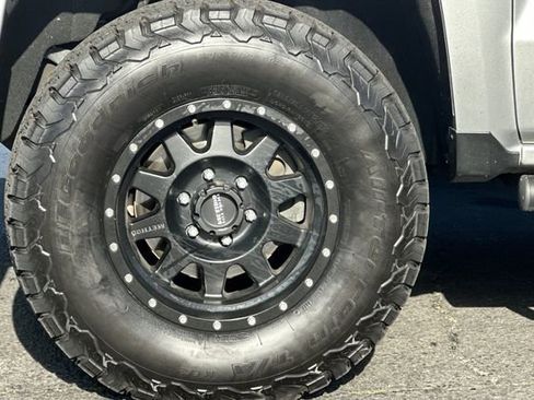 Used 2017 Chevrolet Silverado 1500 LTZ Z71 w/ Redline Edition image 28