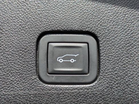 Used 2025 Cadillac XT6 Premium Luxury image 8