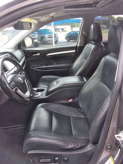 Used 2019 Toyota Highlander XLE AWD/4WD image 24