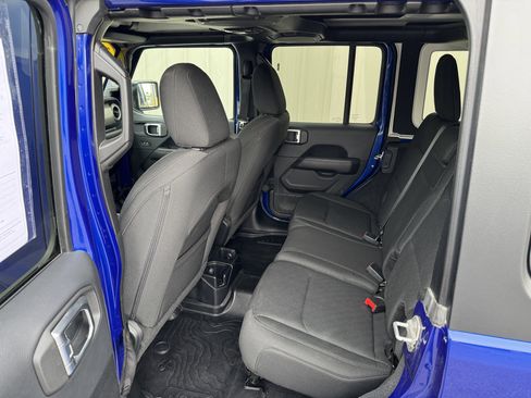 Used 2018 Jeep Wrangler Unlimited Sahara w/ Cold Weather Group AWD/4WD image 26