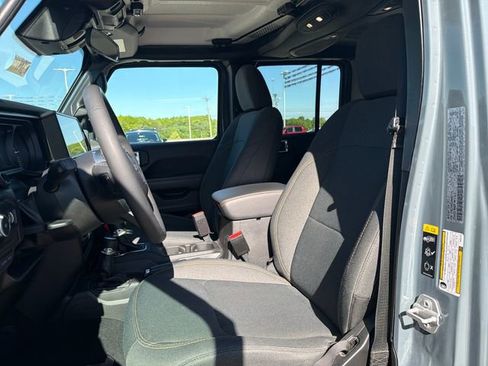 Used 2025 Jeep Wrangler Unlimited Sahara AWD/4WD image 11