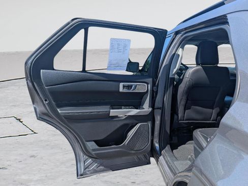 Used 2022 Ford Explorer XLT w/ Equipment Group 202A AWD/4WD image 16