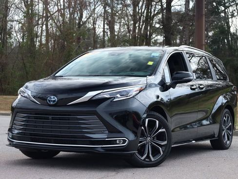 Used 2025 Toyota Sienna Platinum image 1