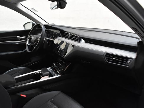 Used 2021 Audi e-tron Premium Plus w/ Premium Plus Package image 27