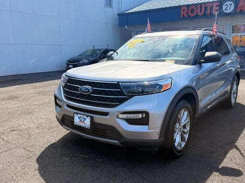 Used 2023 Ford Explorer XLT w/ Equipment Group 202A AWD/4WD image 4