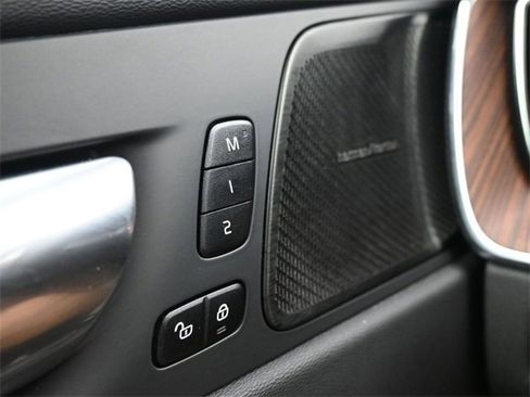 Used 2023 Volvo XC60 B6 Ultimate w/ Protection Package Premier image 30