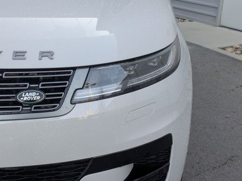 Used 2025 Land Rover Range Rover Sport SE image 12