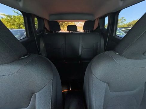 Used 2020 Jeep Renegade Latitude FWD image 25