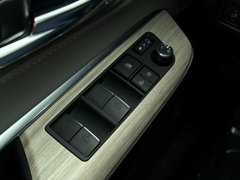 Used 2024 Toyota Venza Limited image 22