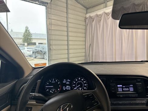 Used 2018 Hyundai Elantra SE image 19