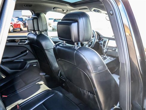 Used 2018 Porsche Macan image 22