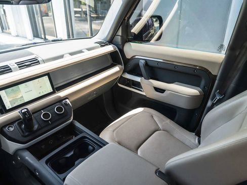 Used 2023 Land Rover Defender 110 S image 32