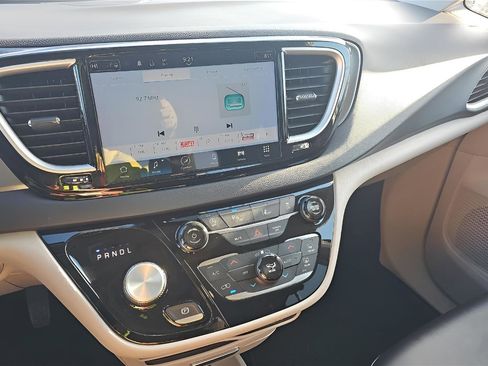 Used 2024 Chrysler Pacifica Touring-L image 19