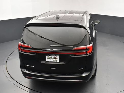 Used 2025 Chrysler Pacifica Select AWD/4WD image 18
