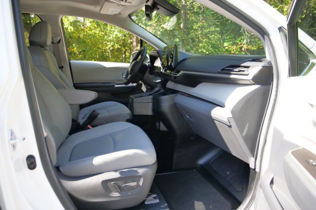 Used 2024 Toyota Sienna XLE w/ XLE Plus Package FWD image 45