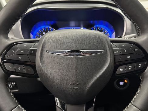 Used 2025 Chrysler Pacifica Limited image 17