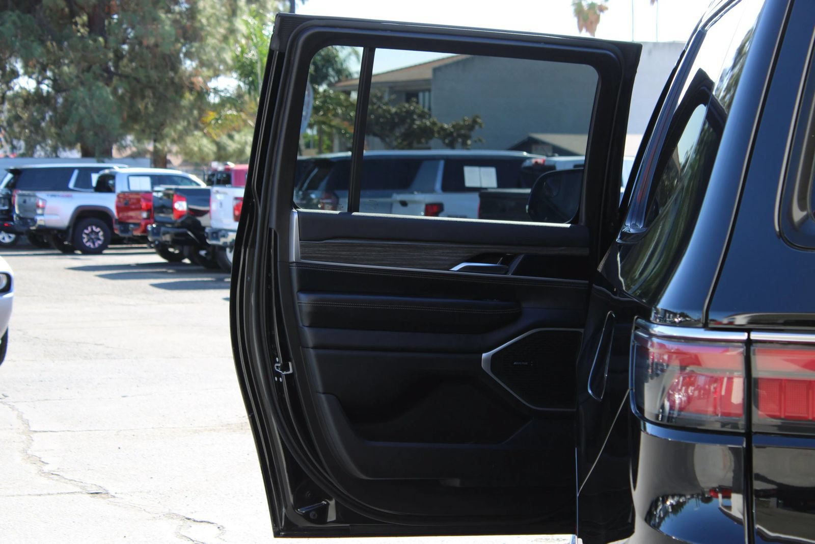 Used 2024 Jeep Wagoneer L Series II RWD image 12