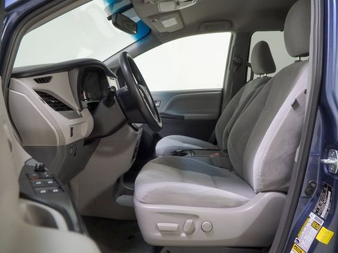 Used 2017 Toyota Sienna LE image 22