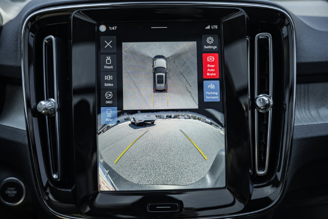 Certified 2024 Volvo XC40 B5 Plus w/ Climate Package AWD/4WD image 9