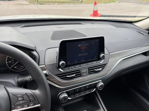 Used 2025 Nissan Altima 2.5 SV FWD image 14