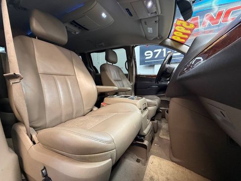 Used 2012 Chrysler Town & Country Touring-L w/ Entertainment Group #2 FWD image 4